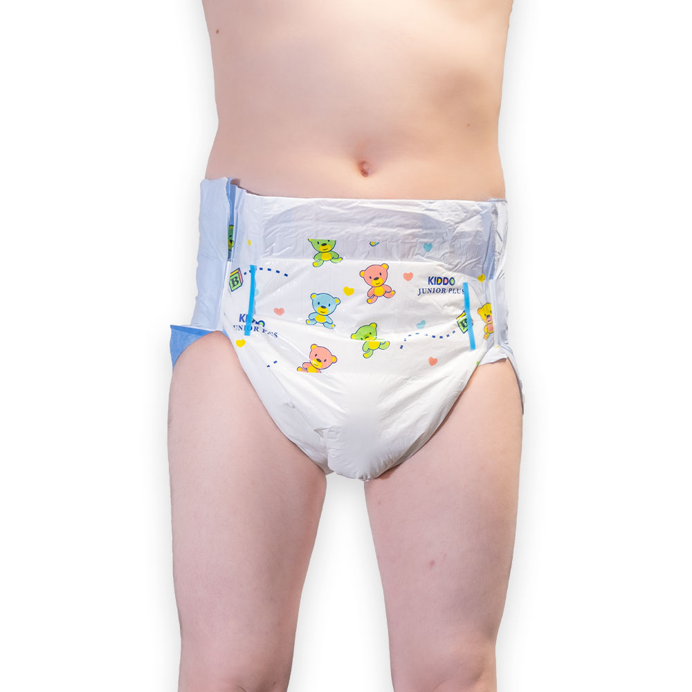 Ein Windelprodukt wird in der Mitte des Bildes präsentiert. Die Windel zeigt bunte, kinderfreundliche Motive mit Teddybären. Der Hintergrund ist einheitlich weiß.
