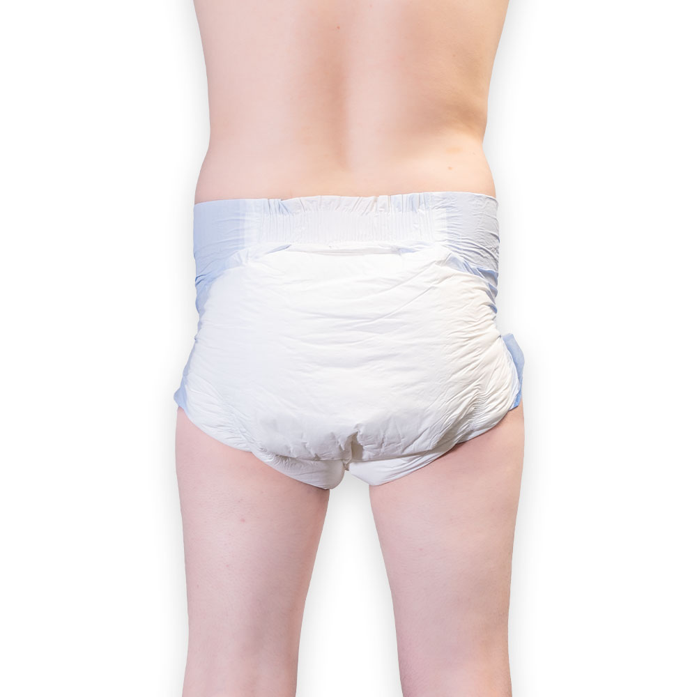 Ein weißer Windel mit blauen Elementen wird von hinten gezeigt. Der Stoff ist weich und flexibel, ideal für die Anwendung bei Kleinkindern oder Babys. Der Hintergrund ist neutral und weiß.