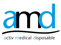 amd ist ein Logo, das in blauer und schwarzer Schrift die Buchstaben -amd- zeigt. Darunter steht der Text -activ medical disposable- in kleinerer Schrift. Der Hintergrund ist weiß.