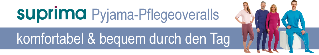Vier Personen tragen farbige Pyjama-Pflegeoveralls. Die Modelle stehen lässig und lächeln. Oben steht -suprima Pyjama-Pflegeoveralls-, darunter -komfortabel &amp; bequem durch den Tag-. Der Hintergrund ist hell.
