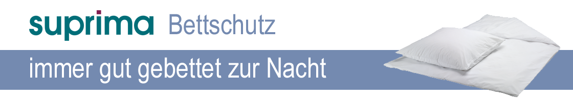 Bettschutze aus der Marke suprima sind abgebildet. Diese weißen Kissen und die Decke sind darauf angeordnet, um den Eindruck von Komfort beim Schlafen zu vermitteln. Text: -immer gut gebettet zur Nacht-.