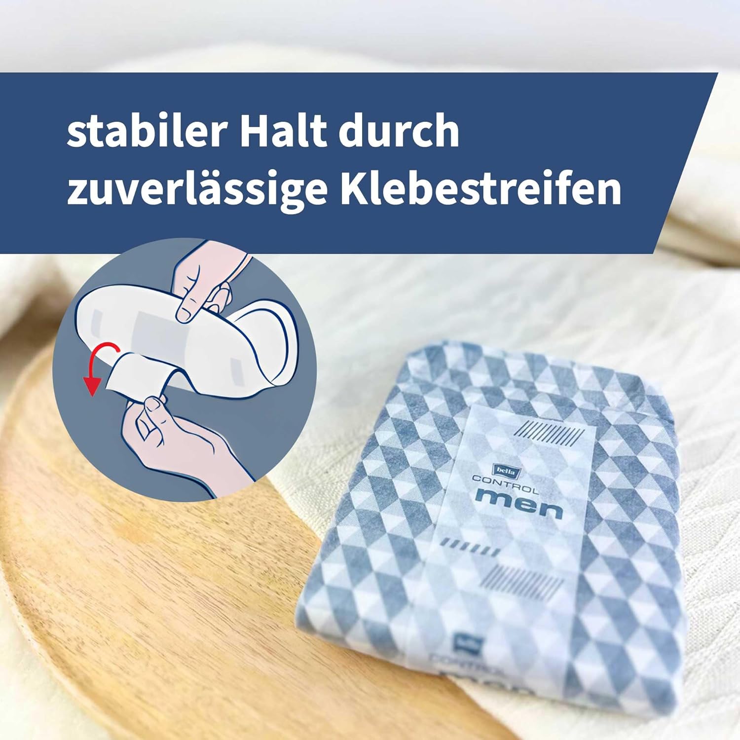 Ein Paket mit Inkontinenzprodukten liegt auf einer Holzoberfläche. Daneben befindet sich eine grafische Darstellung, die zeigt, wie ein Klebestreifen aktiviert wird. Im Hintergrund ist ein textiles Element zu sehen. Text: -stabiler Halt durch zuverlässige